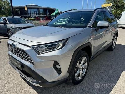 Begagnad Toyota RAV4 Hybrid Lounge 218 HK (160 kW) 2019 SUV