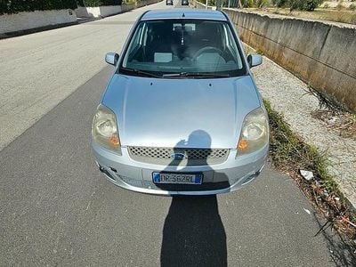 Usata Ford Fiesta 73 CV (53 kW) 2008 Grigio Utilitaria
