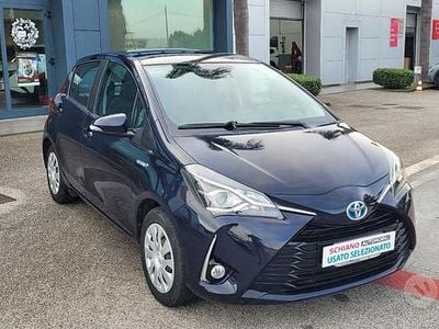 Usata Toyota Yaris Hybrid Cool 73 CV (53 kW) 2019 Blu Berlina