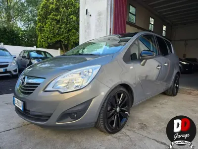 Usado Opel Meriva Cosmo 101 CV (74 kW) 2011 Plateado Monovolumen
