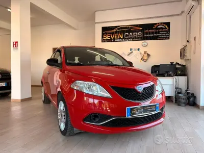 Usado Lancia Ypsilon Gold 69 CV (50 kW) 2017 Rojo Utilitario