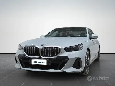 Usata BMW 520 M Sport 197 CV (144 kW) 2023 Brooklin grey met. Berlina