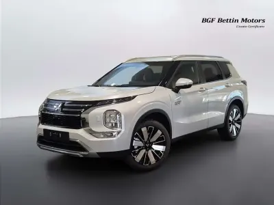 Nuova Mitsubishi Outlander P-HEV Intense 306 CV (225 kW) 2026 White diamond SUV