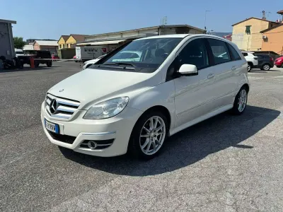 Usata Mercedes B200 Premium 140 CV (102 kW) 2010 Bianco Monovolume