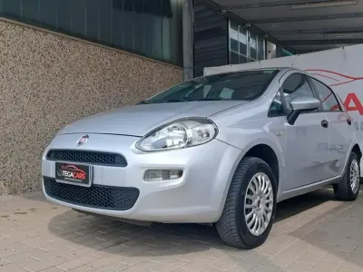 Usata Fiat Punto Lounge 77 CV (56 kW) 2012 Blu Utilitaria