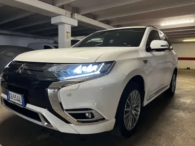 Usata Mitsubishi Outlander P-HEV 135 CV (99 kW) 2020 Bianco SUV