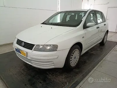 Usata Fiat Stilo Dynamic 103 CV (75 kW) 2004 Grigio metallizzato Berlina