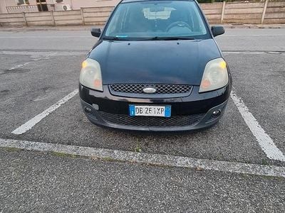 Usata Ford Fiesta Ghia 68 CV (50 kW) 2006 Nero Utilitaria