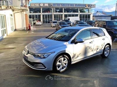 Usata VW Golf VIII Life 111 CV (81 kW) 2020 Argento Berlina