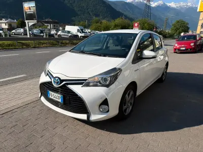 Usata Toyota Yaris Hybrid 75 CV (55 kW) 2016 Bianco Berlina