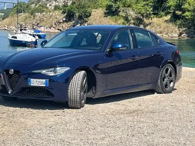 Usata Alfa Romeo Giulia 160 CV (117 kW) 2020 Bluazzurro Berlina