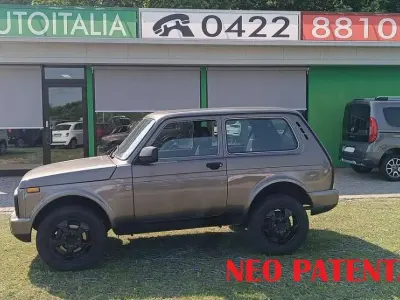 Usata Lada Urban 83 CV (61 kW) 2017 Marrone SUV
