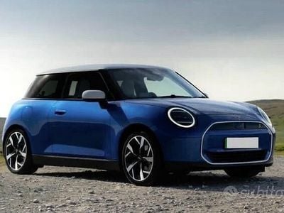 Usata Mini Cooper Favoured 135 kW (184 CV) 2024 Blu Utilitaria