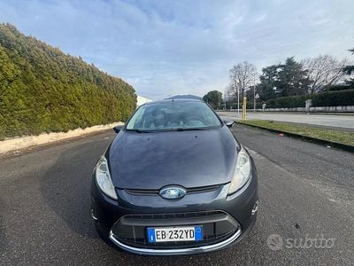 Usata Ford Fiesta 92 CV (67 kW) 2010 Nero Utilitaria