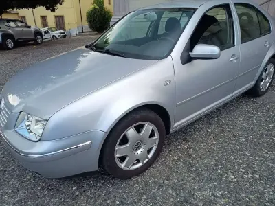 Usata VW Bora Highline 105 CV (77 kW) 2001 Argento Berlina