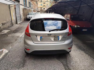 Usata Ford Fiesta 75 CV (55 kW) 2010 Grigio Utilitaria