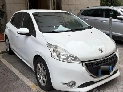 Usata Peugeot 208 68 CV (50 kW) 2013 Bianco Utilitaria