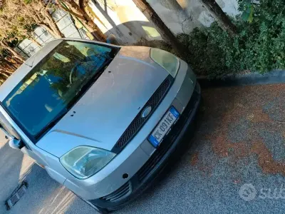 Usata Ford Fiesta 68 CV (50 kW) 2005 Grigio Utilitaria