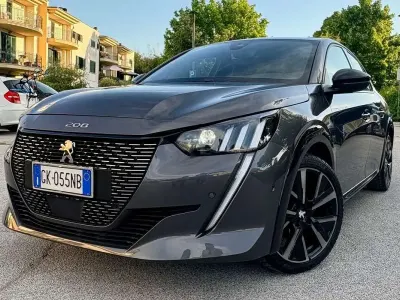 Usata Peugeot 208 GT 101 CV (74 kW) 2022 Grigio Utilitaria