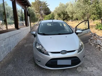 Usata Ford Fiesta 82 CV (60 kW) 2012 Grigio Berlina