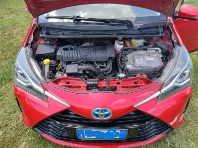 Usata Toyota Yaris Hybrid Cool 73 CV (53 kW) 2018 Rosso Berlina