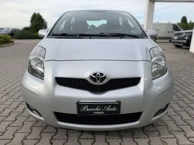 Usata Toyota Yaris Sol 90 CV (66 kW) 2010 Argento Utilitaria