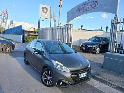 Usata Peugeot 208 Allure 82 CV (60 kW) 2015 Grigio Utilitaria