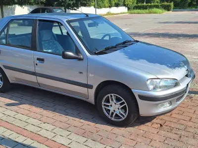 Usata Peugeot 106 60 CV (44 kW) 1996 Argento Utilitaria