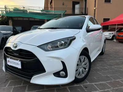 Usata Toyota Yaris Hybrid Active 92 CV (67 kW) 2022 Bianco Berlina