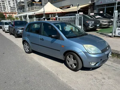 Usata Ford Fiesta 80 CV (58 kW) 2005 Bluazzurro Utilitaria
