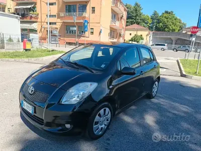 Usata Toyota Yaris 67 CV (49 kW) 2007 Nero Utilitaria