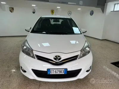 Usata Toyota Yaris Lounge 69 CV (50 kW) 2013 Bianco Utilitaria