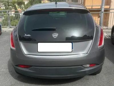 Usata Lancia Delta 120 CV (88 kW) 2012 Grigio Utilitaria