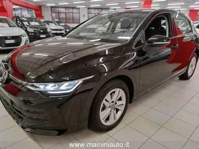 Usata VW Golf VIII Life 116 CV (85 kW) 2025 Nero Utilitaria