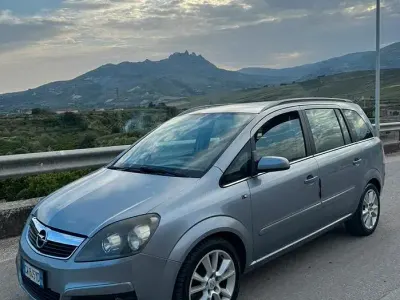 Usata Opel Zafira 150 CV (110 kW) 2005 Grigio Monovolume