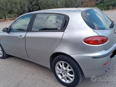 Usado Alfa Romeo 147 116 CV (85 kW) 2002 Gris Utilitario
