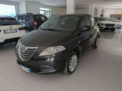 Begagnad Lancia Ypsilon Gold 69 HK (50 kW) 2013 Svart Halvkombi