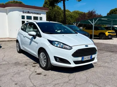 Usata Ford Fiesta 80 CV (58 kW) 2014 Bianco Utilitaria