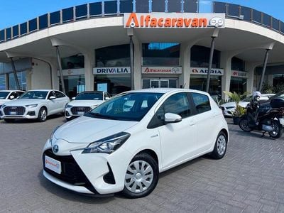Usata Toyota Yaris Hybrid Cool 73 CV (53 kW) 2019 Bianco Berlina