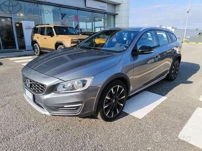 Usata Volvo V60 CC Momentum 150 CV (110 kW) 2016 Grigio scuro Station wagon