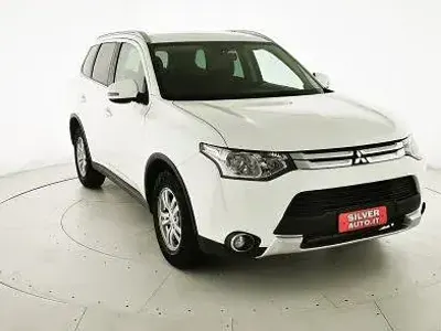 Usata Mitsubishi Outlander Instyle 150 CV (110 kW) 2015 Bianco SUV