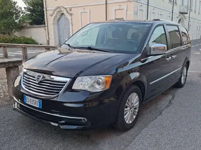Usata Lancia Voyager Platinum 178 CV (130 kW) 2013 Nero Monovolume