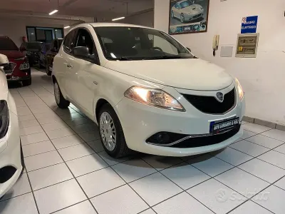 Usata Lancia Ypsilon Silver 69 CV (50 kW) 2016 Bianco Utilitaria