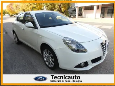 Usata Alfa Romeo Giulietta Distinctive 120 CV (88 kW) 2015 Bianco pastello Utilitaria