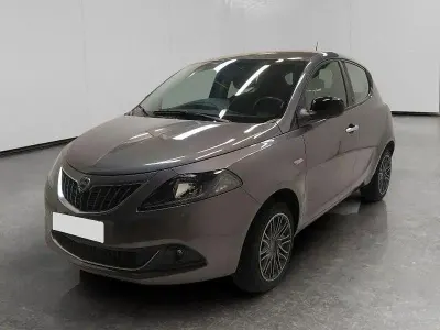 Usata Lancia Ypsilon Gold 70 CV (51 kW) 2021 Grigio pastello Utilitaria