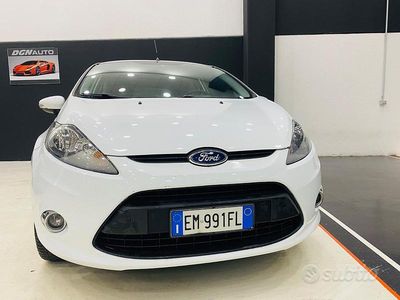 Usata Ford Fiesta Titanium 71 CV (52 kW) 2013 Bianco Berlina