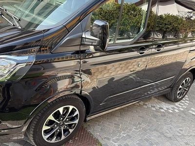 Begagnad Ford Tourneo 185 HK (136 kW) 2022 Svart Minibuss