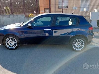 Begagnad Alfa Romeo 147 150 HK (110 kW) 2005 Blå Halvkombi