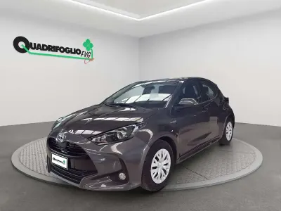 Usata Toyota Yaris Hybrid Business Edition 92 CV (67 kW) 2020 Grigio Berlina
