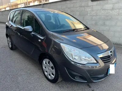 Begagnad Opel Meriva 95 HK (69 kW) 2011 Grå Minibuss